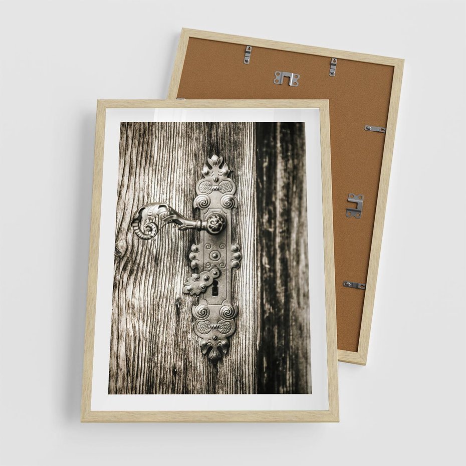 Plakat w ramie 50x70 - Stare Drzwi z Ozdobną Klamką - stare drzwi, klamka - rama drewno