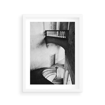 Plakat w ramie 40x50 - Po Schodach w Dół - czarno białą fotgrafia, zakręcone schody w starek kamienicy - rama biała