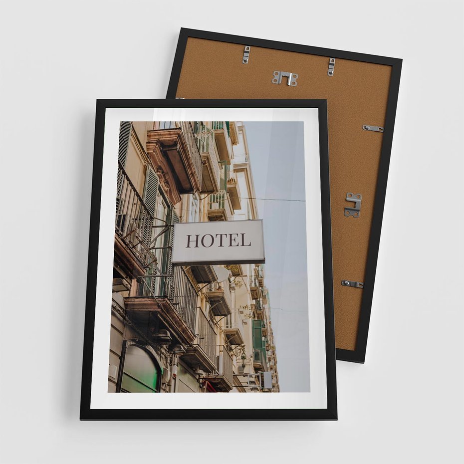 Plakat w ramie 50x70 - Magiczne Spacery - hotel, uliczka - rama czarna