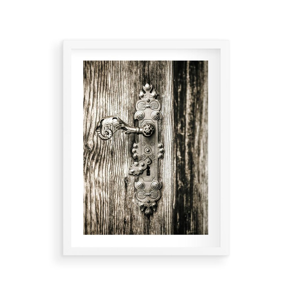 Plakat w ramie 30x40 - Stare Drzwi z Ozdobną Klamką - stare drzwi, klamka - rama biała