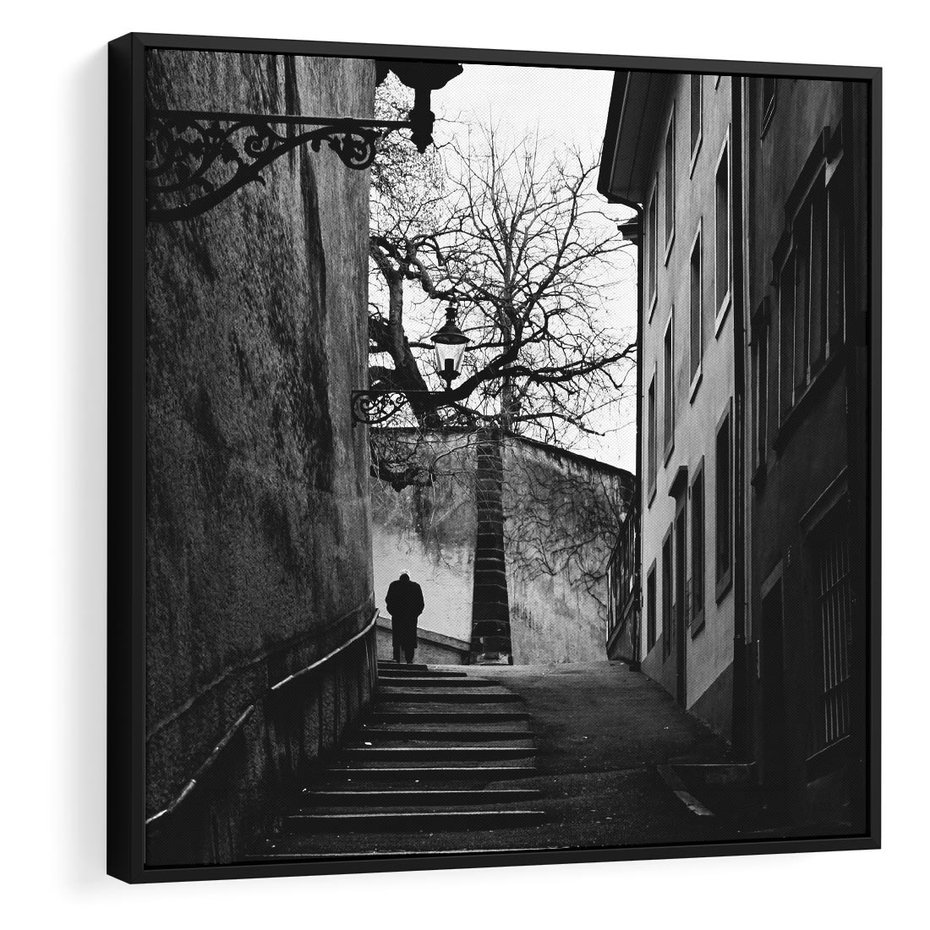 Obraz w ramie 50x50 - Ukryta Uliczka - czarno białe zdjęcie, schody - rama czarna