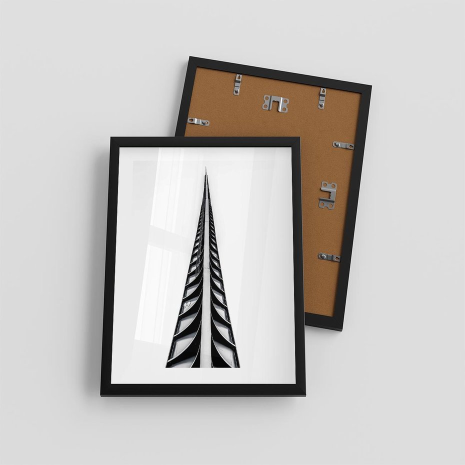 Plakat w ramie 30x40 - Majestatyczna Architektura - wysoki, strzelisty wieżowiec - rama czarna