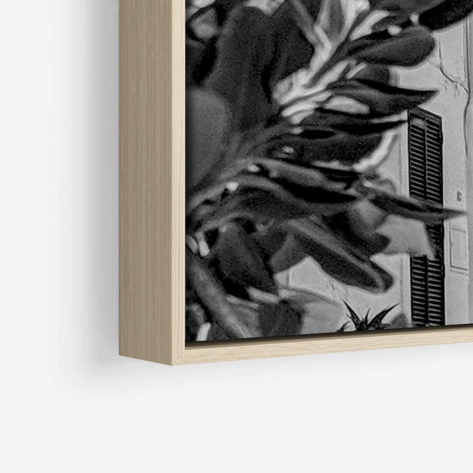 Obraz w ramie 70x50 - Nadmorska Uliczka - czarno białe zdjecie, uliczka w nadmorskim mieście - rama drewno