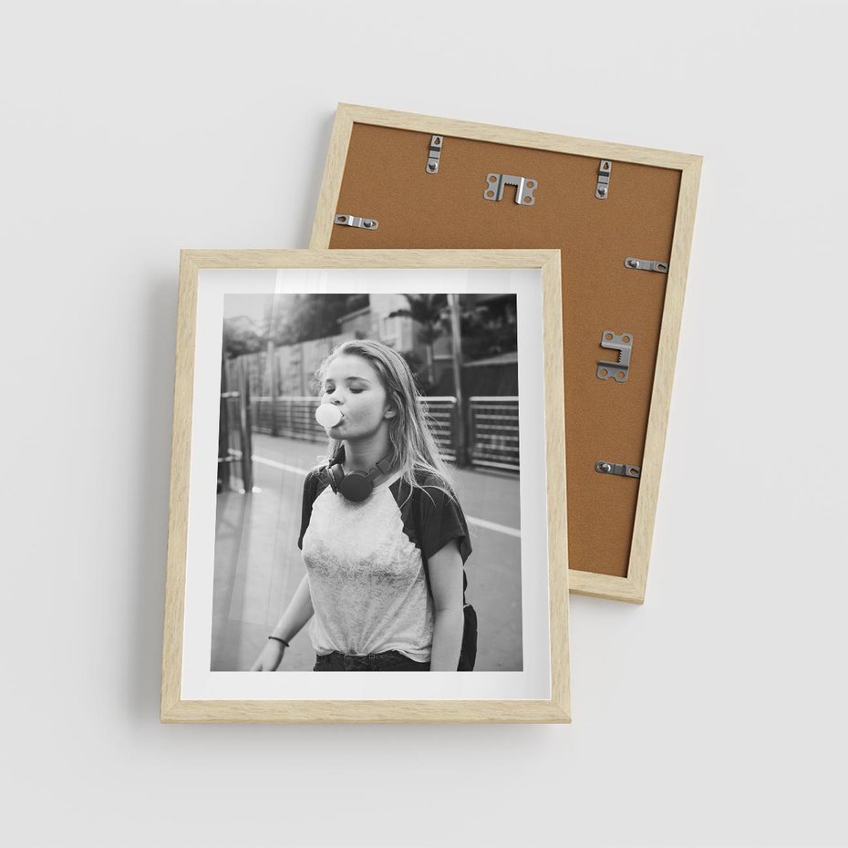 Plakat w ramie 40x50 - Letnia Młodość - nowoczesna fotografia, czarno biała - rama drewno