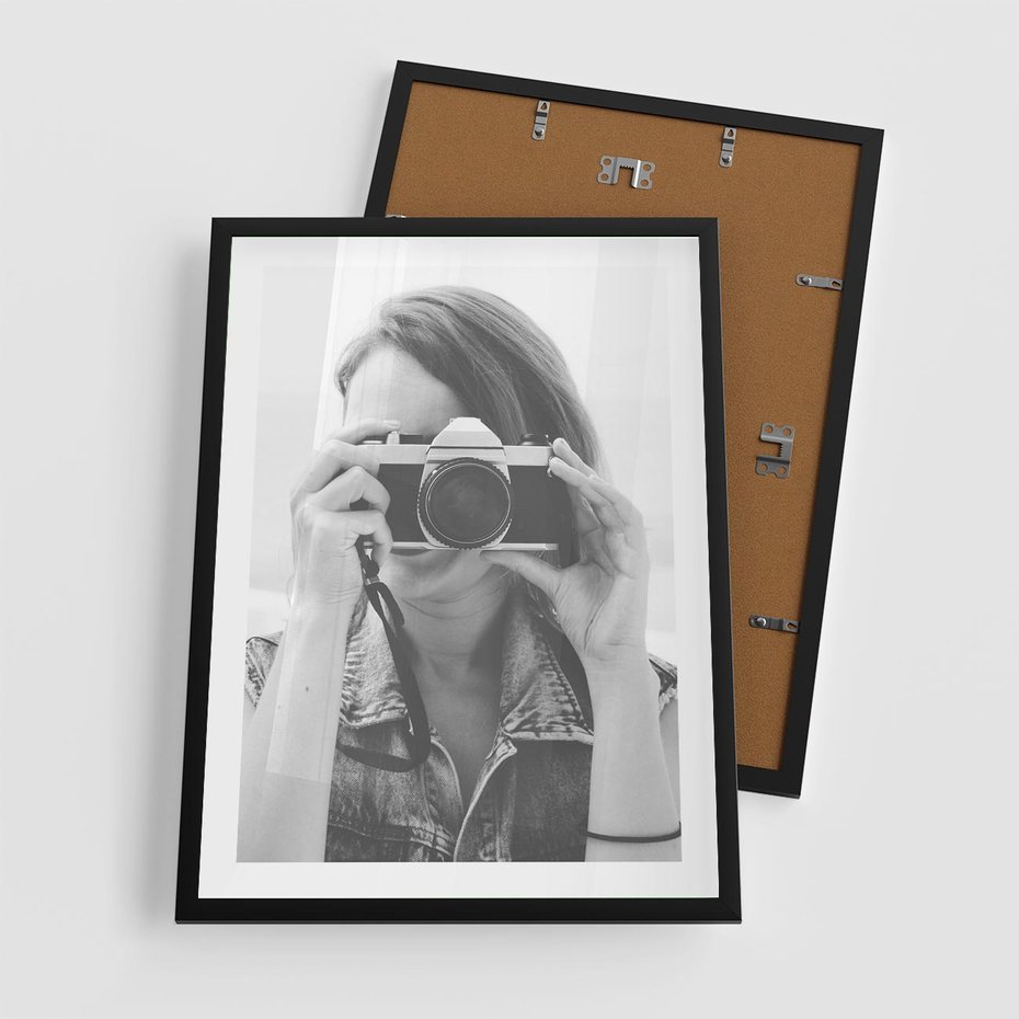 Plakat w ramie 50x70 - Zrób mi Zdjęcie - fotografia, kobieta z aparatem - rama czarna