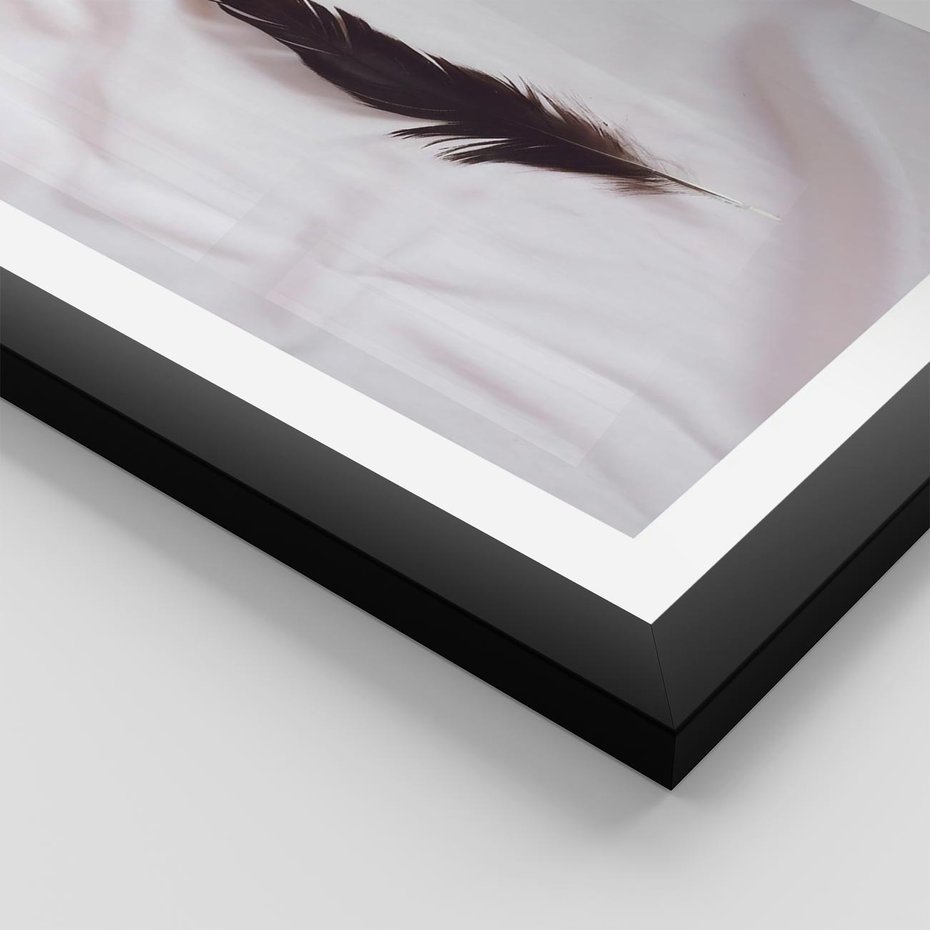 Plakat w ramie 40x50 - Prosta Elegancja - czarne pióro na białej pościeli, minimalizm - rama czarna