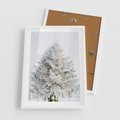 Plakat w ramie 50x70 - Zimowa Poezja w Ośnieżonym Drzewie - ośnieżone drzewo, zima - rama biała