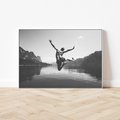 Obraz w ramie 120x80 - Beztroska Chwila - czarno biała fotografia, mężczyzna wesoło wskakuje do keziora w górach - rama biała