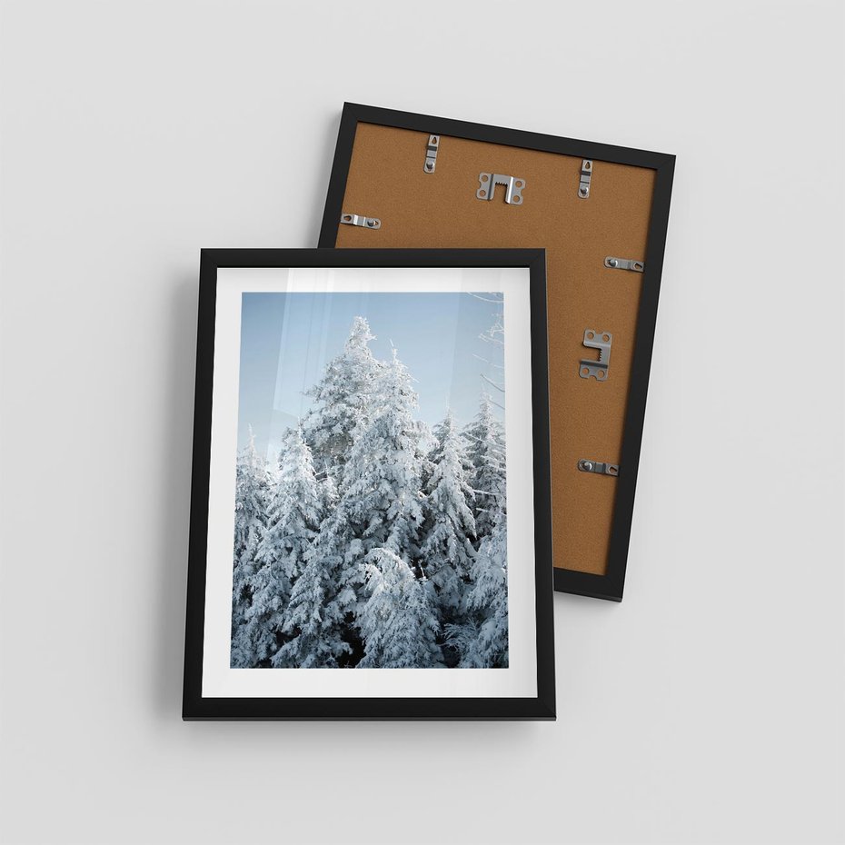 Plakat w ramie 30x40 - Magia Śnieżnych Drzew - zima, iglaste drzewa - rama czarna