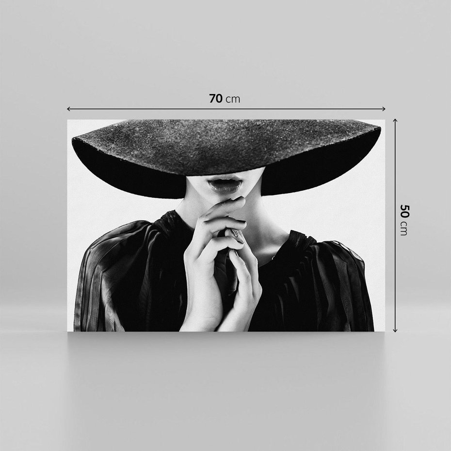 Obraz na płótnie 70x50 - Czarna Elegancja - fotografia czarno biała, zbliżenie portret kobiety w czerni