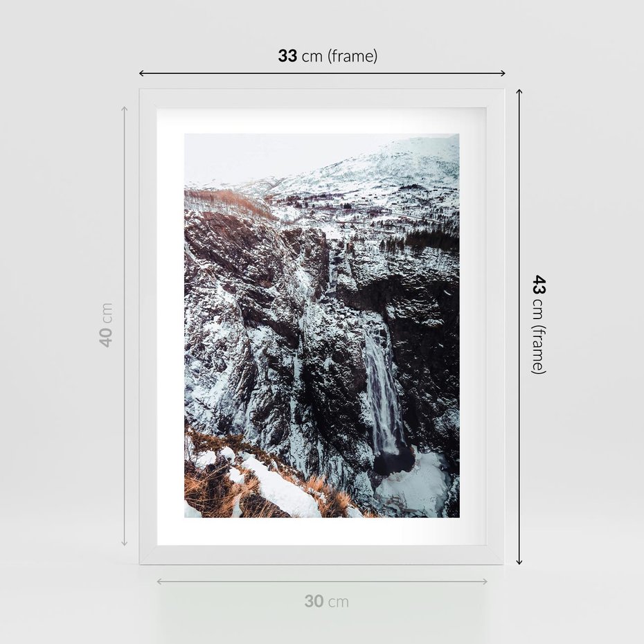 Plakat w ramie 30x40 - Góry w Białym Uroku: Zimowa Sceneria - górski krajobraz, zima - rama biała