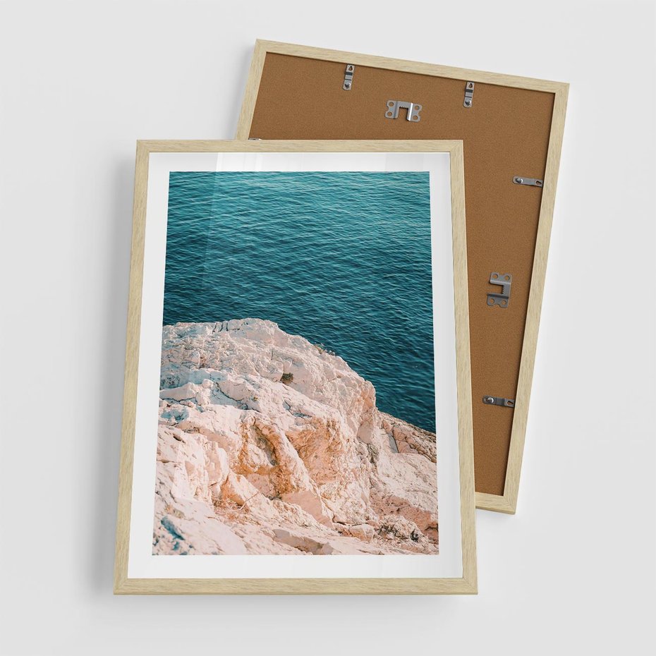 Plakat w ramie 50x70 - Klifowy Horyzont: Brzeg Morza - brzeg morza, klify - rama drewno