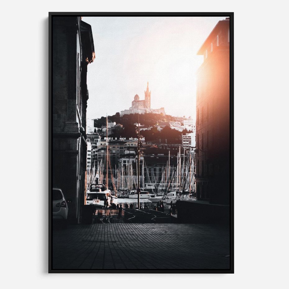Obraz w ramie 50x70 - Światło Portowe - czarno białe zdjecie, uliczka w nadmorskim mieście - rama czarna