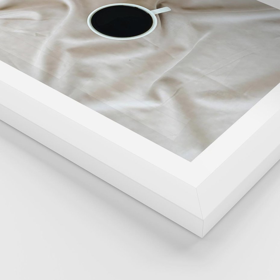 Plakat w ramie 50x70 - Poranek z Kawą - kawa filiżanka w białej pościeli - rama biała