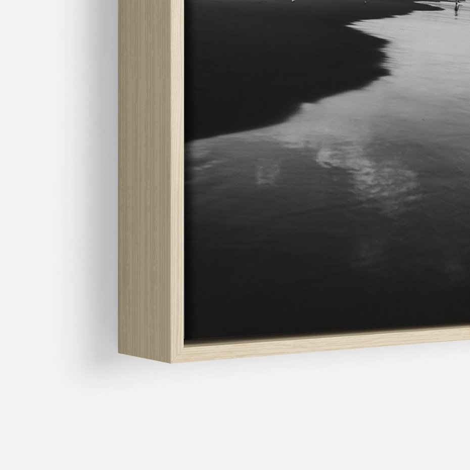 Obraz w ramie 80x120 - Nadmorska Melodia - czarno białe zdjęcie, plaża - rama drewno