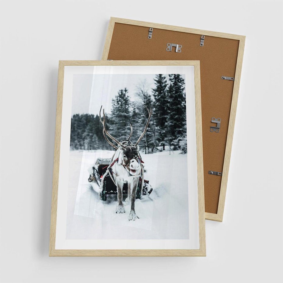 Plakat w ramie 50x70 - Świąteczna Przygoda - renifer, śnieg - rama drewno