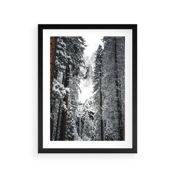 Plakat w ramie 40x50 - Cicha Magia Zimowego Lasu - zimowy las, ośnieżone drzewa - rama czarna