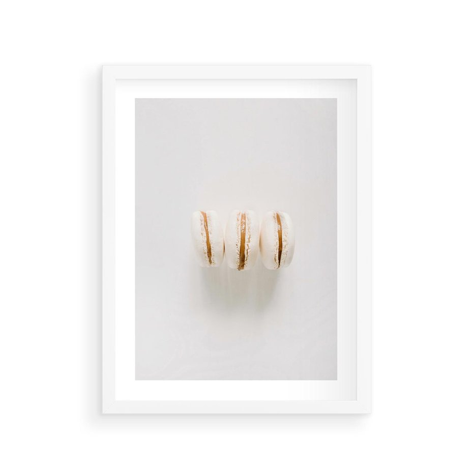 Plakat w ramie 30x40 - Delikatność w Bieli - białe ciateczka. makaroniki, minimalistyczne zdjęcie - rama biała