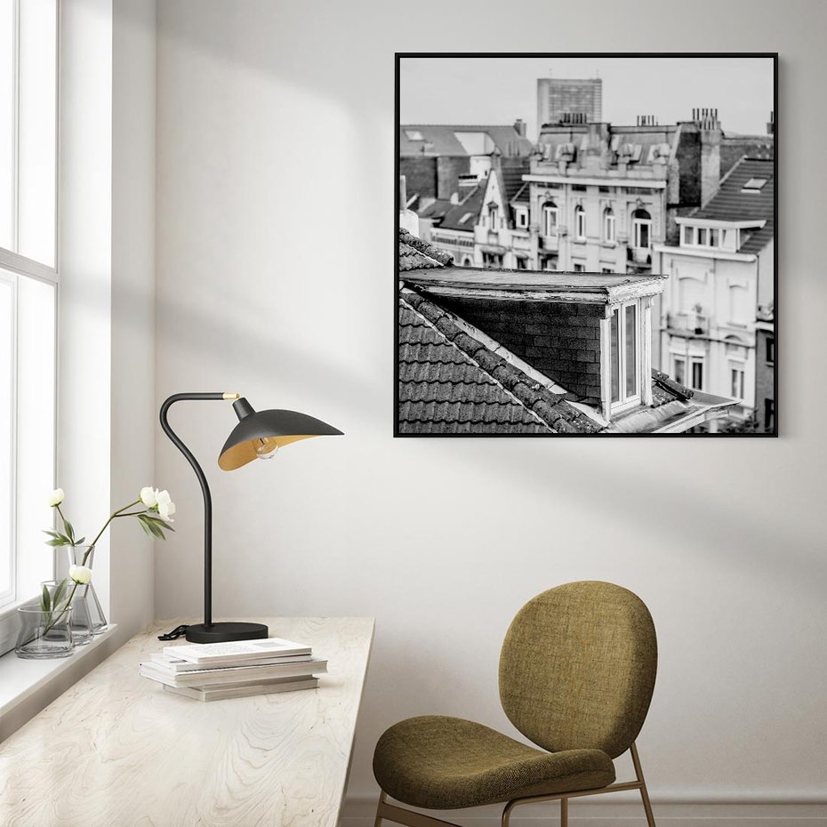 Obraz w ramie 50x50 - Miasto w Retro Odsłonie - fotografia czarno biała, ujęcie na dachy wielkiego miasta - rama czarna