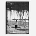 Obraz w ramie 70x100 - Wakacyjny Spacer - czarno białe zdjecie, plaża - rama czarna