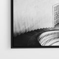 Obraz w ramie 50x50 - Po Schodach w Dół - czarno białą fotgrafia, zakręcone schody w starek kamienicy - rama czarna