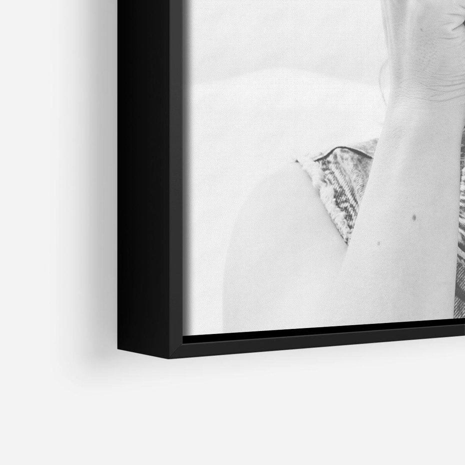 Obraz w ramie 70x50 - Zrób mi Zdjęcie - fotografia, kobieta z aparatem - rama czarna