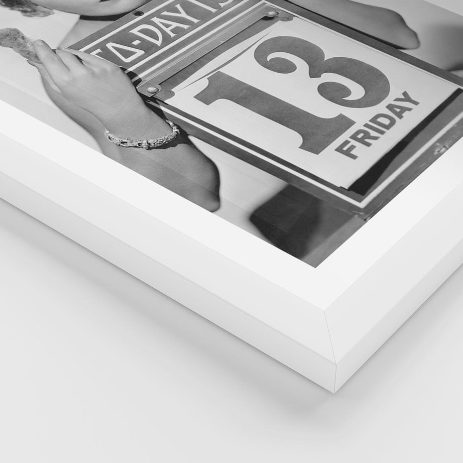 Plakat w ramie 50x70 - Czy to Pech - retro zdjęcie, czarno białe - rama biała