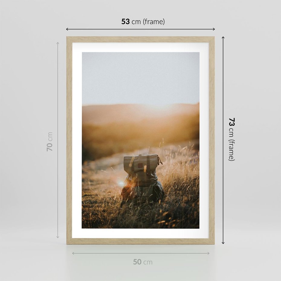 Plakat w ramie 50x70 - Podróżniczy bukiet na łące - plecak, podróż - rama drewno