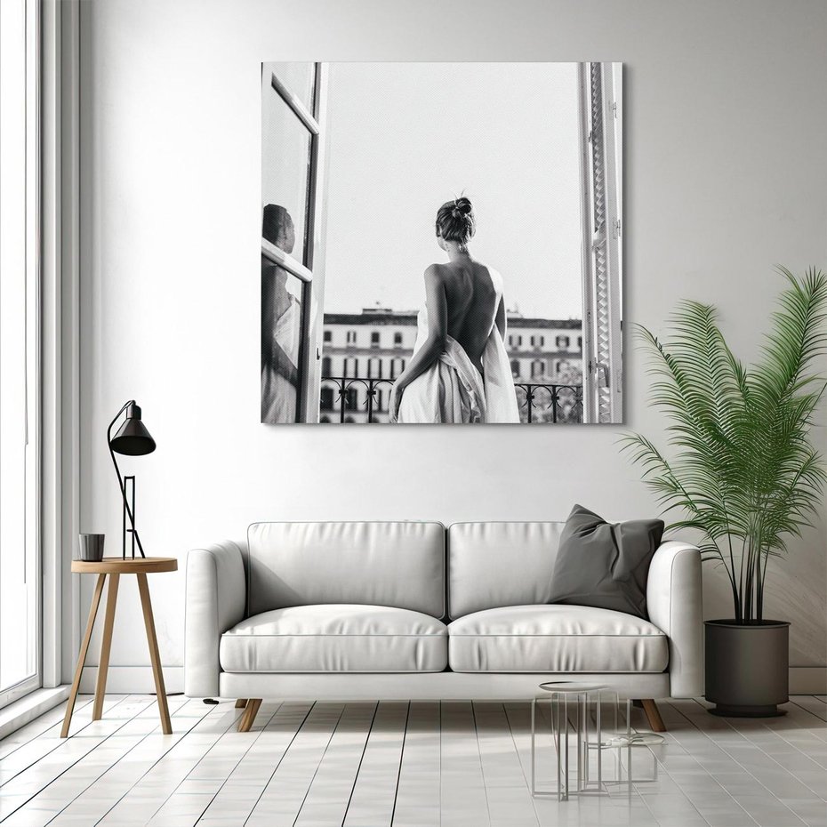 Obraz na płótnie 50x50 - Poranki w Paryżu - czarno białe zdjęcie, kobieta w prześcieradle na balkonie