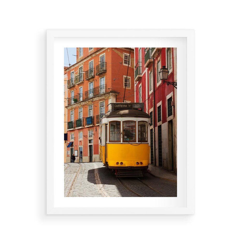 Plakat w ramie 40x50 - Urok tramwaju w Lizbonie - Lizbona, tramwaj - rama biała