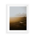 Plakat w ramie 50x70 - Mglisty zachód słońca na ławeczce - mgła, zachód - rama biała