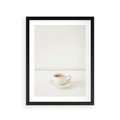 Plakat w ramie 30x40 - Kawa w Prostocie - kawa w filizance, białe tłó - rama czarna