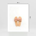 Plakat bez ramy 30x40 - Minimalistyczna Moda: Klapki na Białym Tle - klapki, minimalizm