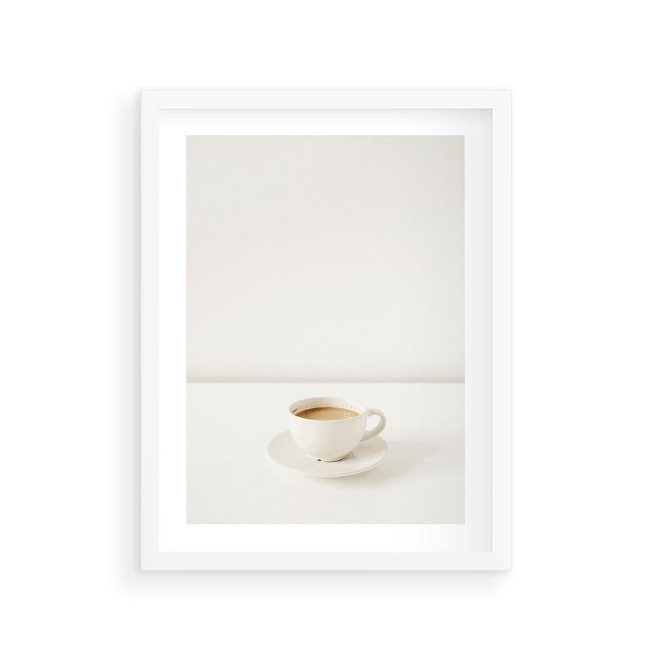 Plakat w ramie 30x40 - Kawa w Prostocie - kawa w filizance, białe tłó - rama biała