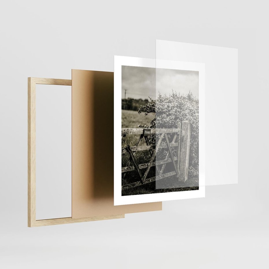 Plakat w ramie 40x50 - Wiejski Urok: Stary Płot i Kwitnący Krzew - rustykalne zdjęcie, stary płot - rama drewno