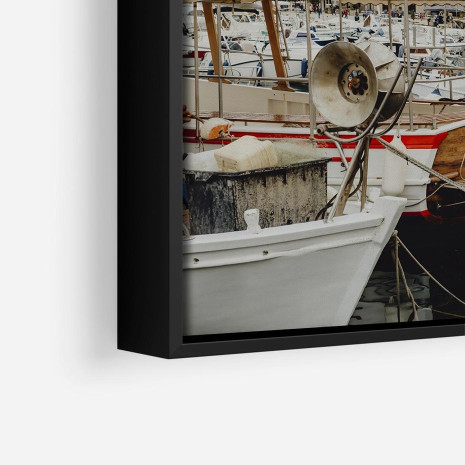 Obraz w ramie 50x50 - Malowniczy Krajobraz Morski - morze, łódki - rama czarna
