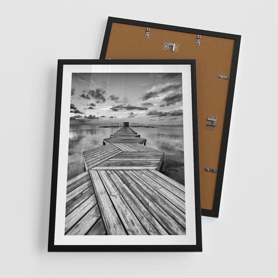 Plakat w ramie 50x70 - Pomost nad Morzem - pomost, morze - rama czarna