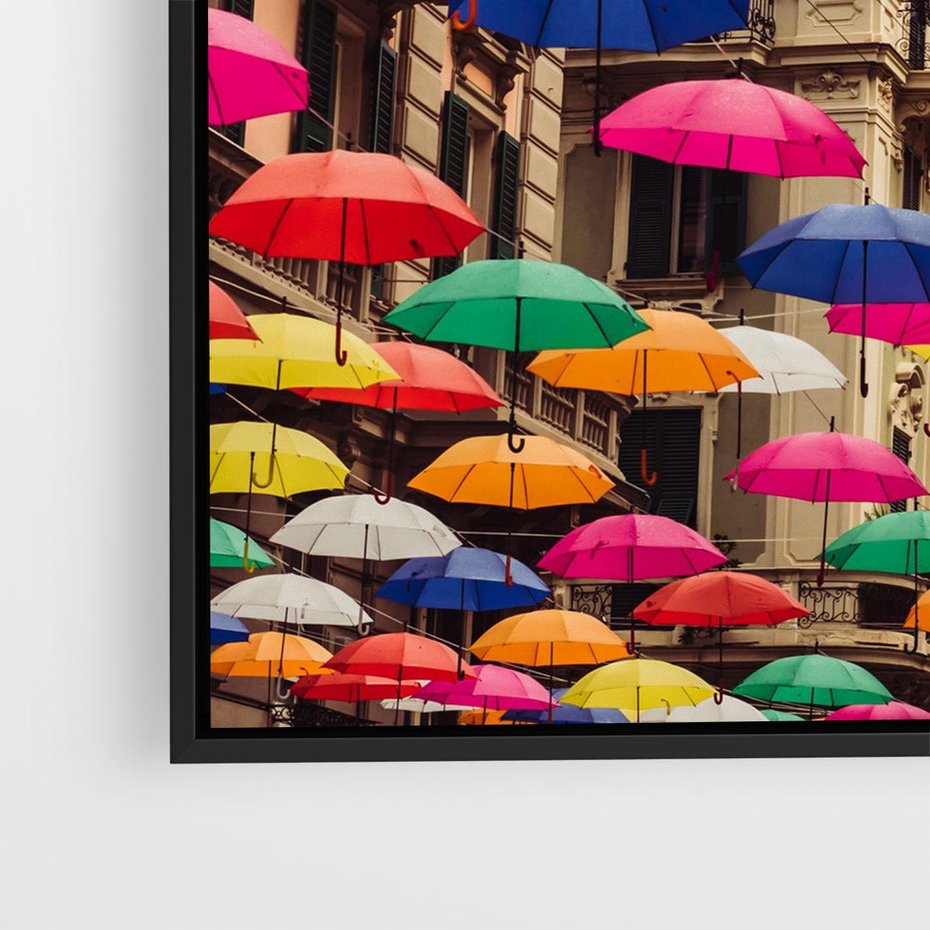 Obraz w ramie 50x50 - Barwna symfonia wyobraźni - fotografia, kolorowe parasolki podwieszone nad ulicą - rama czarna