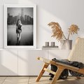 Plakat bez ramy 50x70 - Kapiel w Mieście - czarno białe zdjęcie, kobieta wchodzi do wody