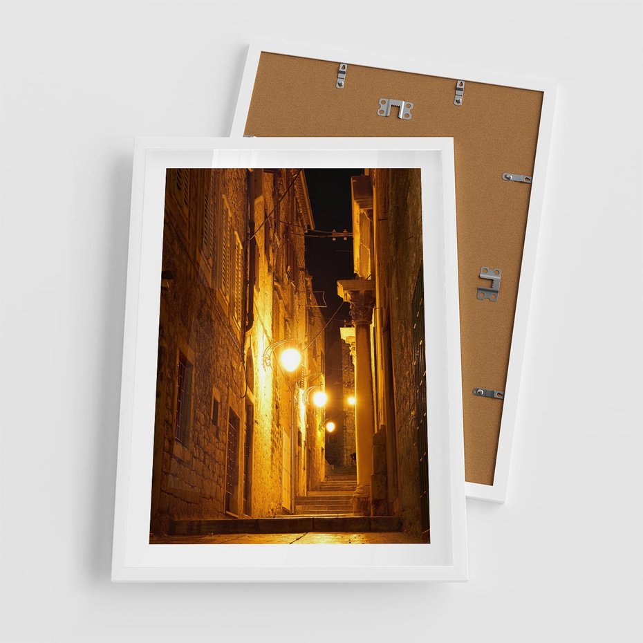 Plakat w ramie 50x70 - Miasto Pod Gwieździstym Niebem - uliczka, perspektywa - rama biała