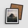 Plakat w ramie 40x50 - Zamglona Prostota - artystyczna fotografia, samotne drzewo na zamglonej łące - rama czarna