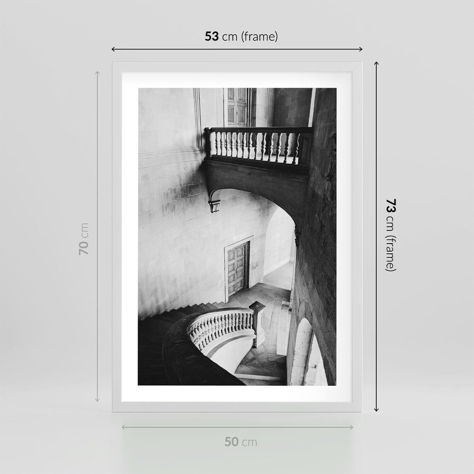 Plakat w ramie 50x70 - Po Schodach w Dół - czarno białą fotgrafia, zakręcone schody w starek kamienicy - rama biała