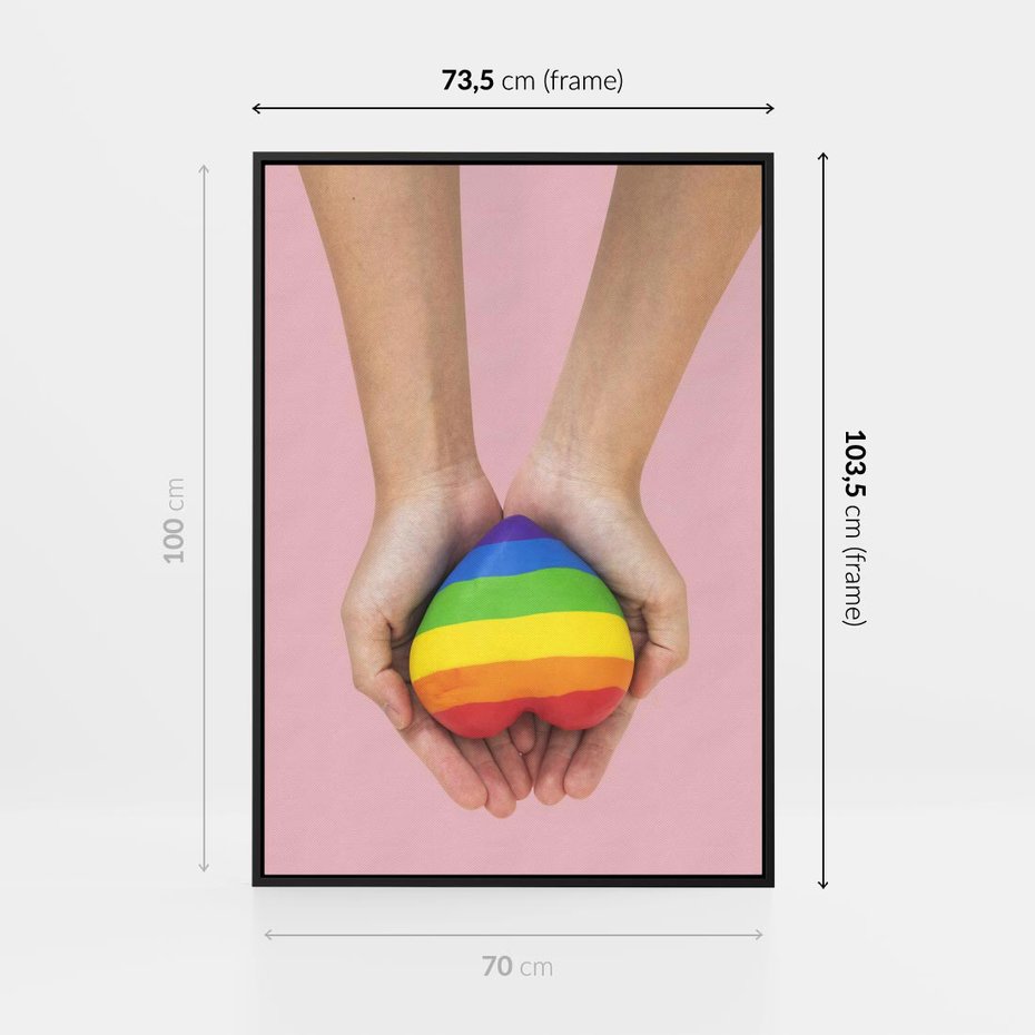 Obraz w ramie 70x100 - Miłość na Dłoniach - zdjęcie, dłonie trzymają ulepione tęczowe serce - rama czarna