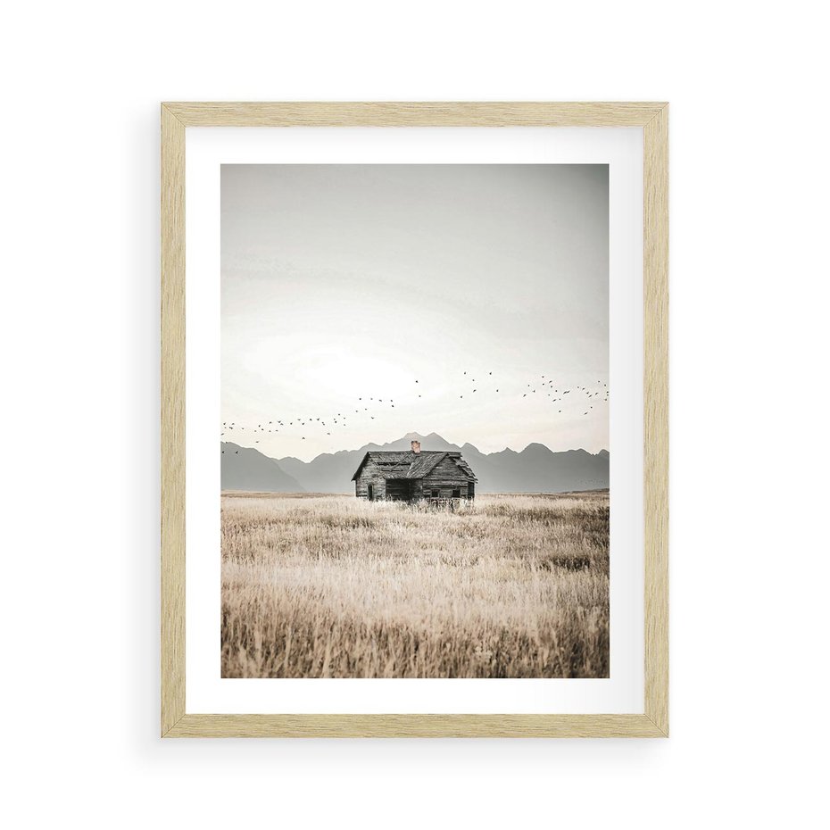 Plakat w ramie 40x50 - Wiejska Idylla - stary drewniany dom w polu suchej trawy, fotografia - rama drewno