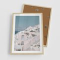 Plakat w ramie 50x70 - Śródziemnomorski Urok - zdjęcie Santorini, białe budynki - rama drewno