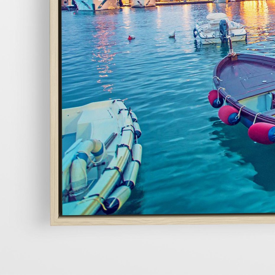 Obraz w ramie 120x80 - Tańczące kolory zachodu - nadmorskie kolorowe miast, kolorowe budynki na brzegu - rama drewno