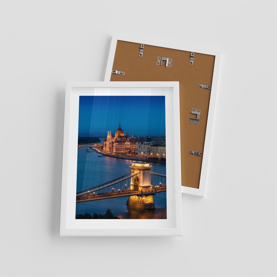Plakat w ramie 30x40 - Mostowe miasto nocą - miasto, most - rama biała