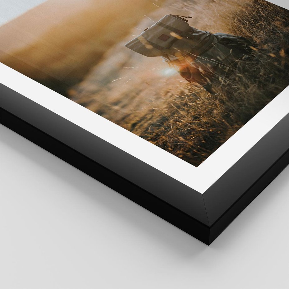 Plakat w ramie 40x50 - Podróżniczy bukiet na łące - plecak, podróż - rama czarna