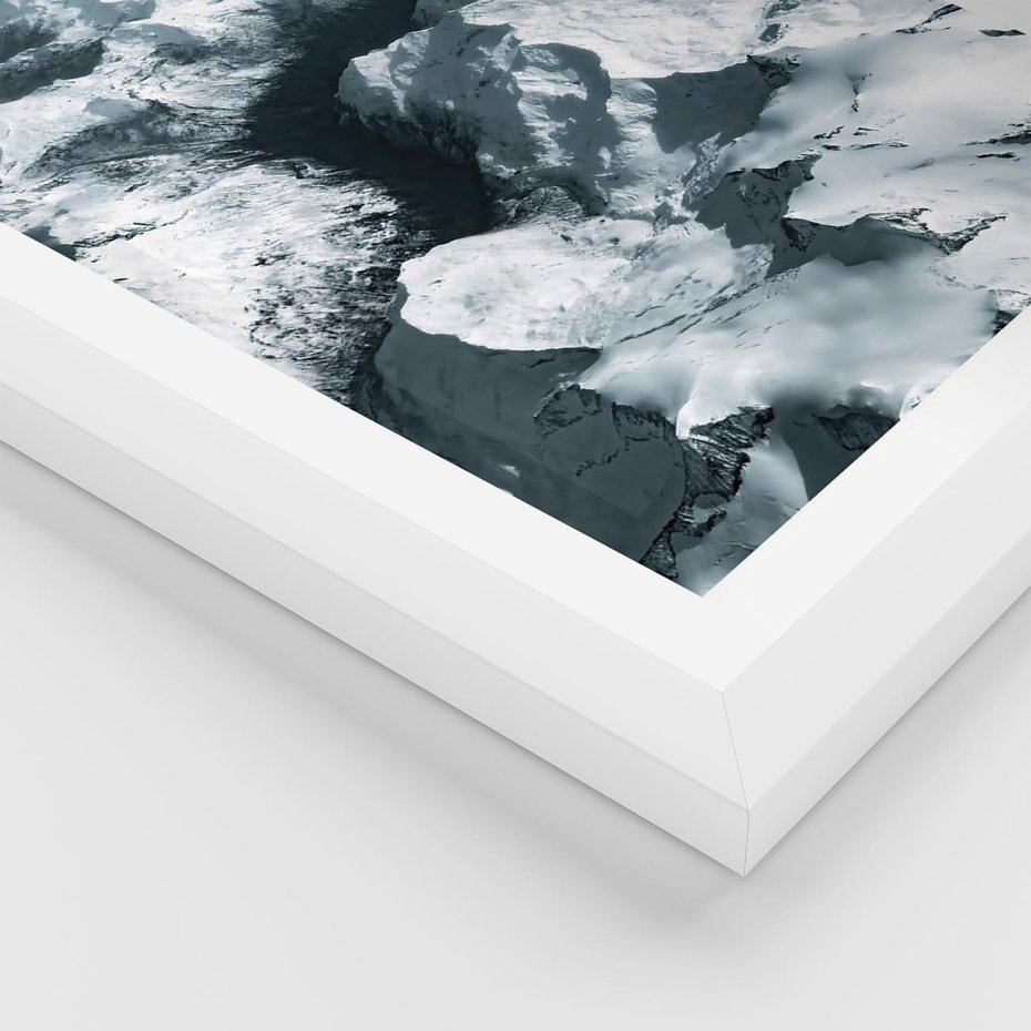 Plakat w ramie 40x50 - Ośnieżone Szczyty z Wysoka - ośnieżone szczyt górskie, zdjęcie z lotu ptaka - rama biała