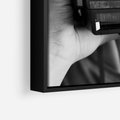 Obraz w ramie 50x70 - Mężczyzna za Aparatem - czarno białe zdjęcie, portret - rama czarna